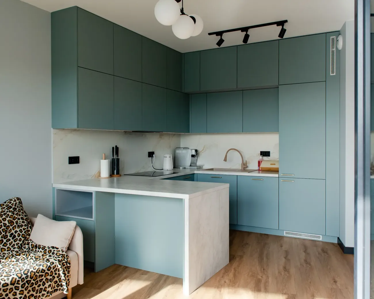 Kuchnia w odcieniu złożonej zieleni