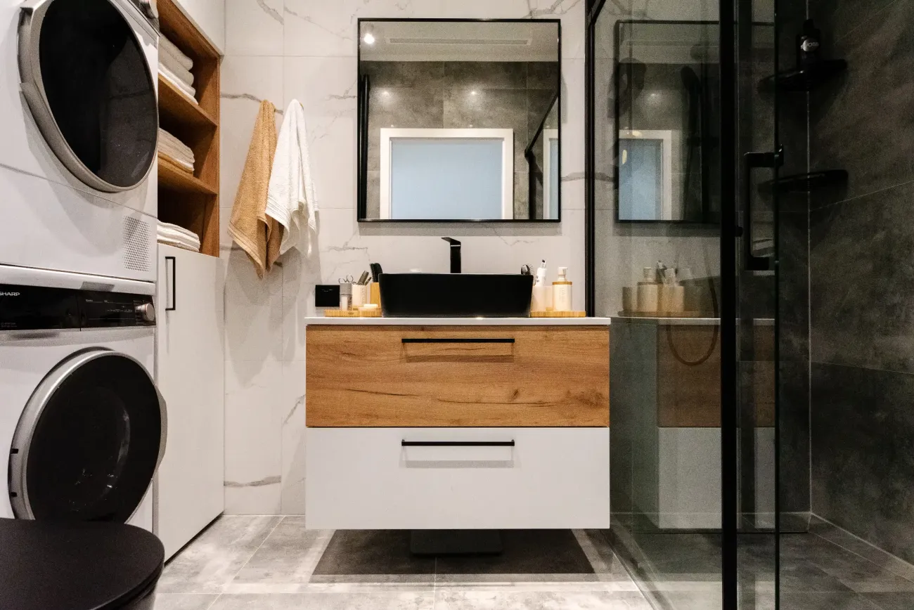 Łazienka z czarnymi akcentami